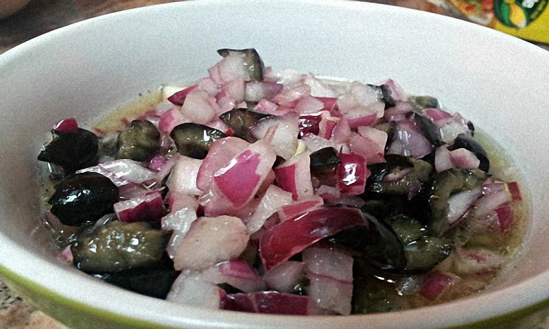 Греческий луковый салат с маслинами и медом